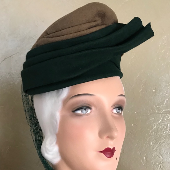 DISTINGUISHED 1940s TAUPE & GREEN FELT TURBAN WITH LONG GREEN VEILING - Picture 9 of 14